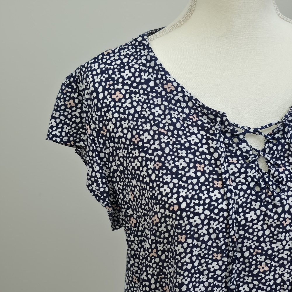 Liz Claiborne | Navy Floral Lace-Up Flutter Sleeve Top - Picture 3 of 6